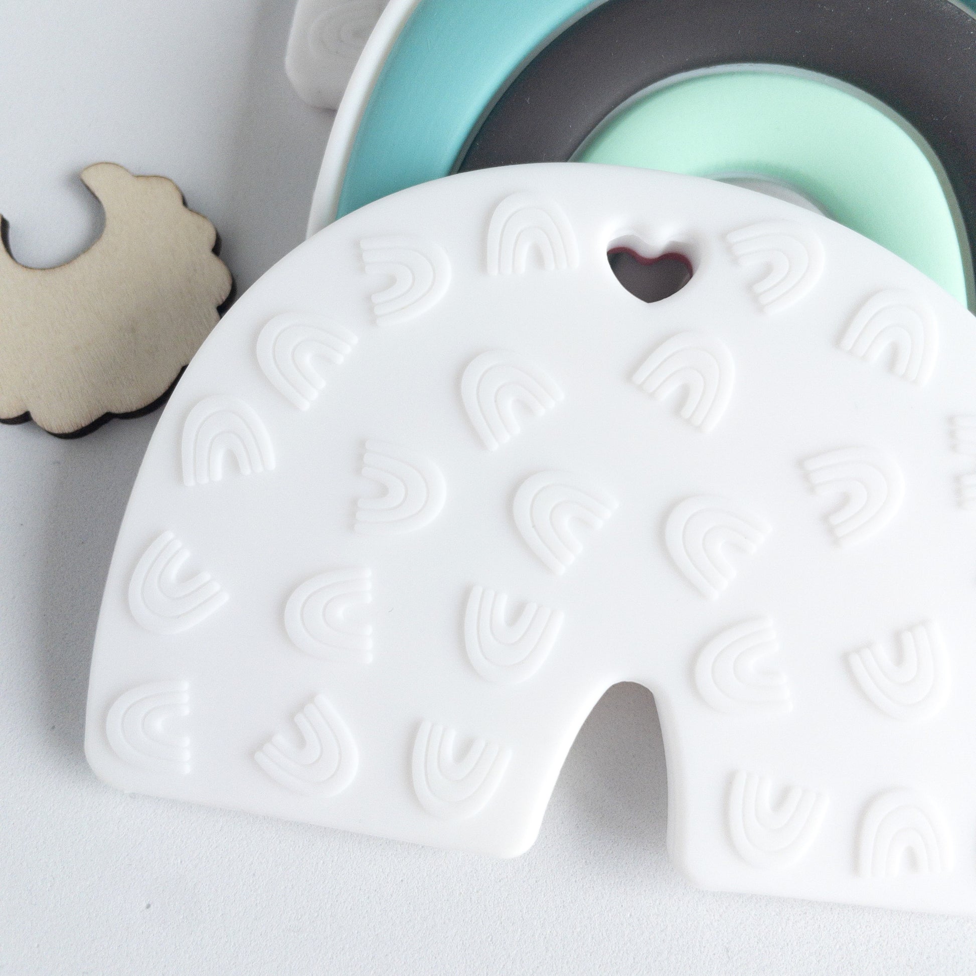 Massaggiagengive in silicone a forma di arcobaleno bianco con texture arcobaleno, incluso nel set regalo neonato Baby Island.