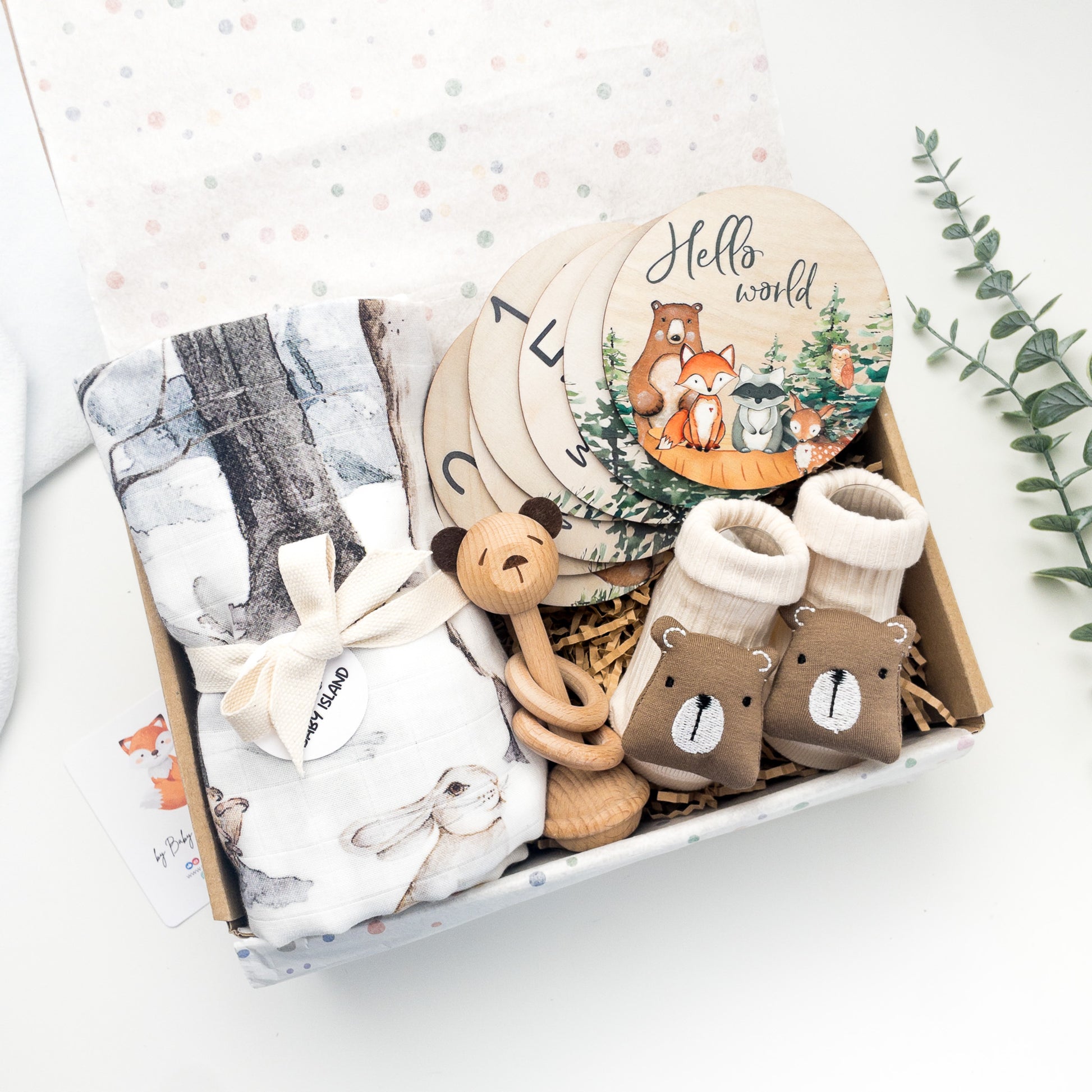 Set regalo neonato maschio femmina Woodland Adventures, con accessori a tema animali foresta: mussola 120x120, milestone card legno, sonaglio orsetto, calzini orsetto. Regalo nascita baby shower originale e utile, confezionato in scatola con fiocco. Kit neonato unisex per prime foto, cura quotidiana e ricordo crescita. Regalo neogenitori per bambini appena nati