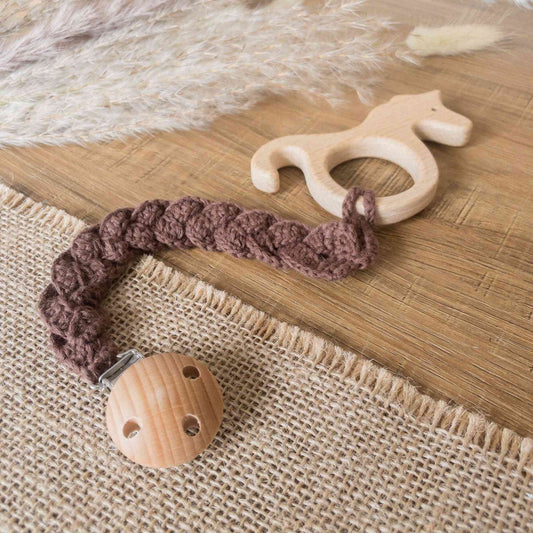 catenella ciuccio fatta a mano all'uncinetto color marrone caffè con massaggiagengive in legno