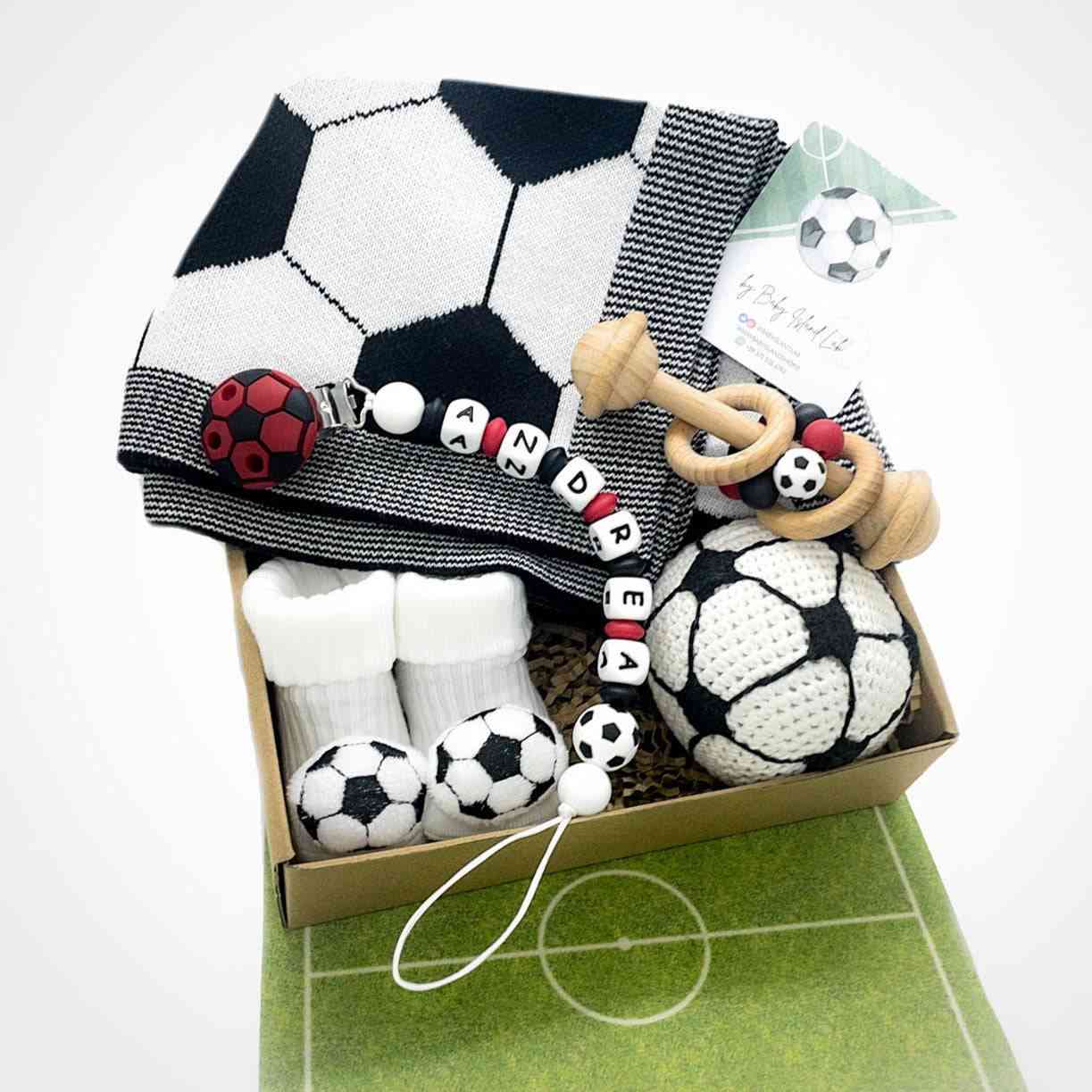Un set regalo per neonato con coperta a tema calcio, catenella ciuccio personalizzato con nome, calzine da neonato e sonaglio ideale per piccoli amanti del calcio. Regalo neonato Napoli.