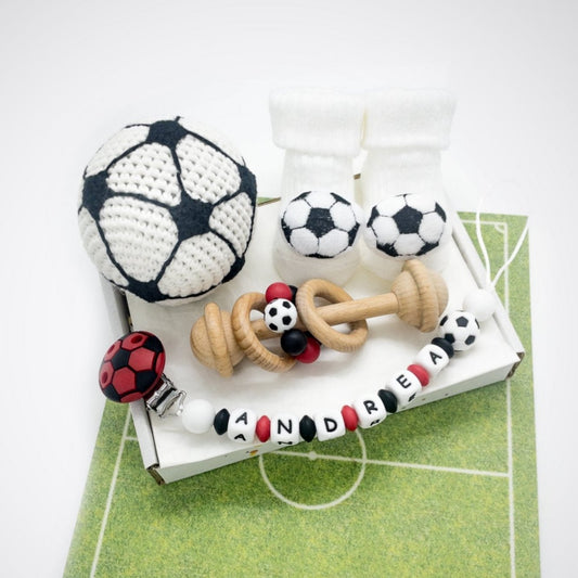 Set di accessori per neonato a tema calcio, palla da calcio con campanellino, ciuccio personalizzato, calzine, sonaglio legno per il bebè, perfetto per baby shower o nascita.