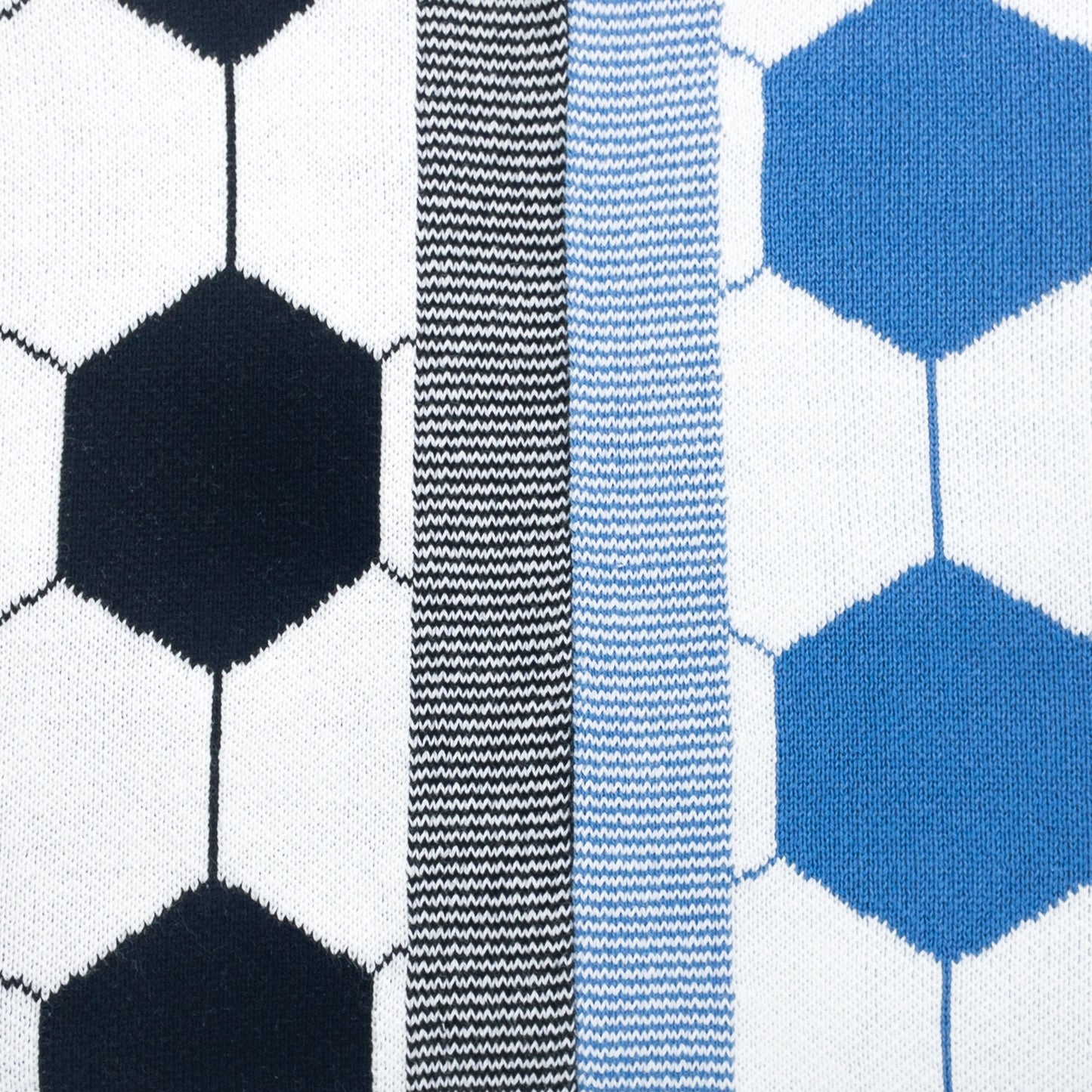 Dettaglio tessuto coperta neonato a tema calcio in cotone, con motivi esagonali neri e azzurri, perfetta per set neonato sportivo.