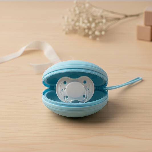 Custodia per Ciuccio in silicone azzurro Baby Island con cerniera, contenente ciuccio, perfetta per l'uso quotidiano fuori casa.