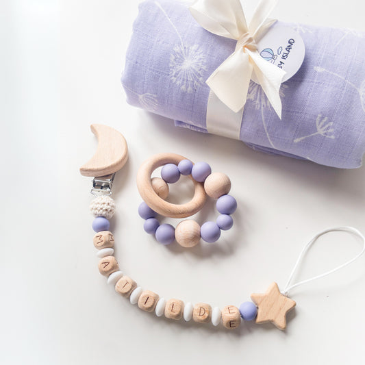 Idea regalo per neonata femmina viola con fiori e colori pastello, set economico fatto a mano con mussola fasciante, anello massaggiagengive e catenina ciuccio personalizzata con nome