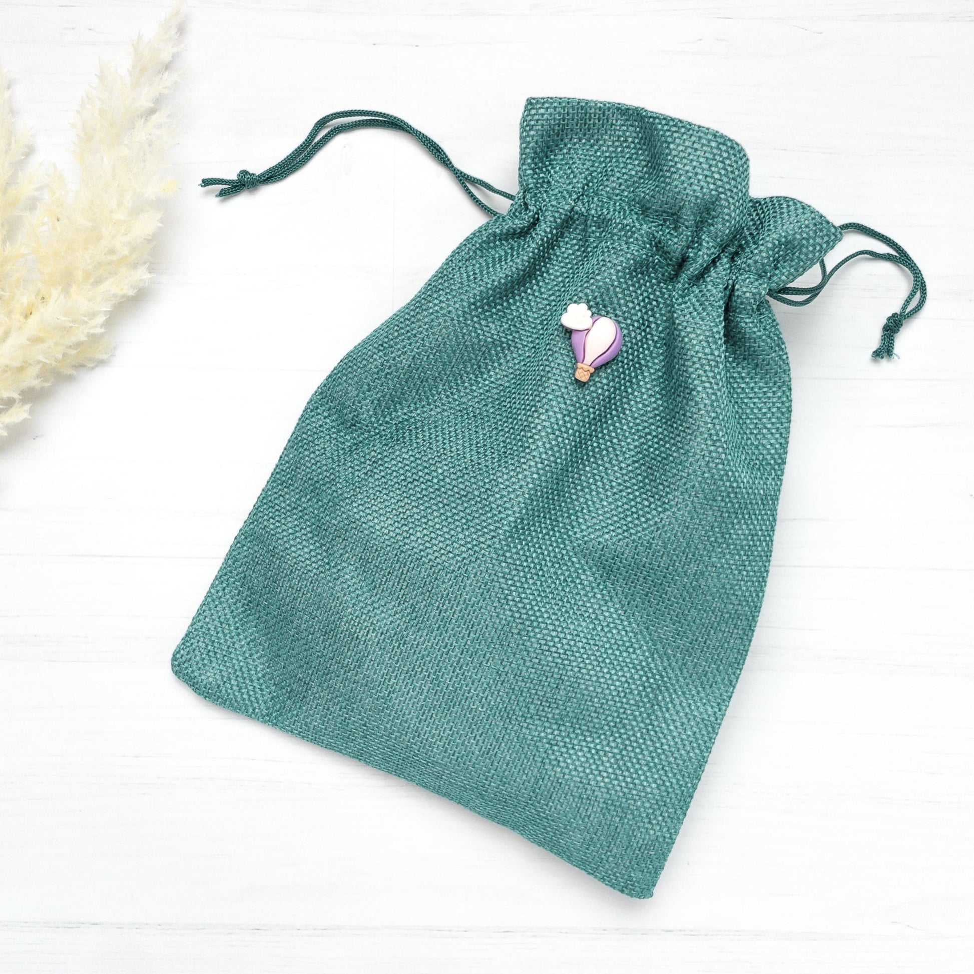 Sacchetto con coulisse verde pavone decorato con piccola mongolfiera, confezione per i palloncini in acrilico per fotografia traguardi mensili neonato
