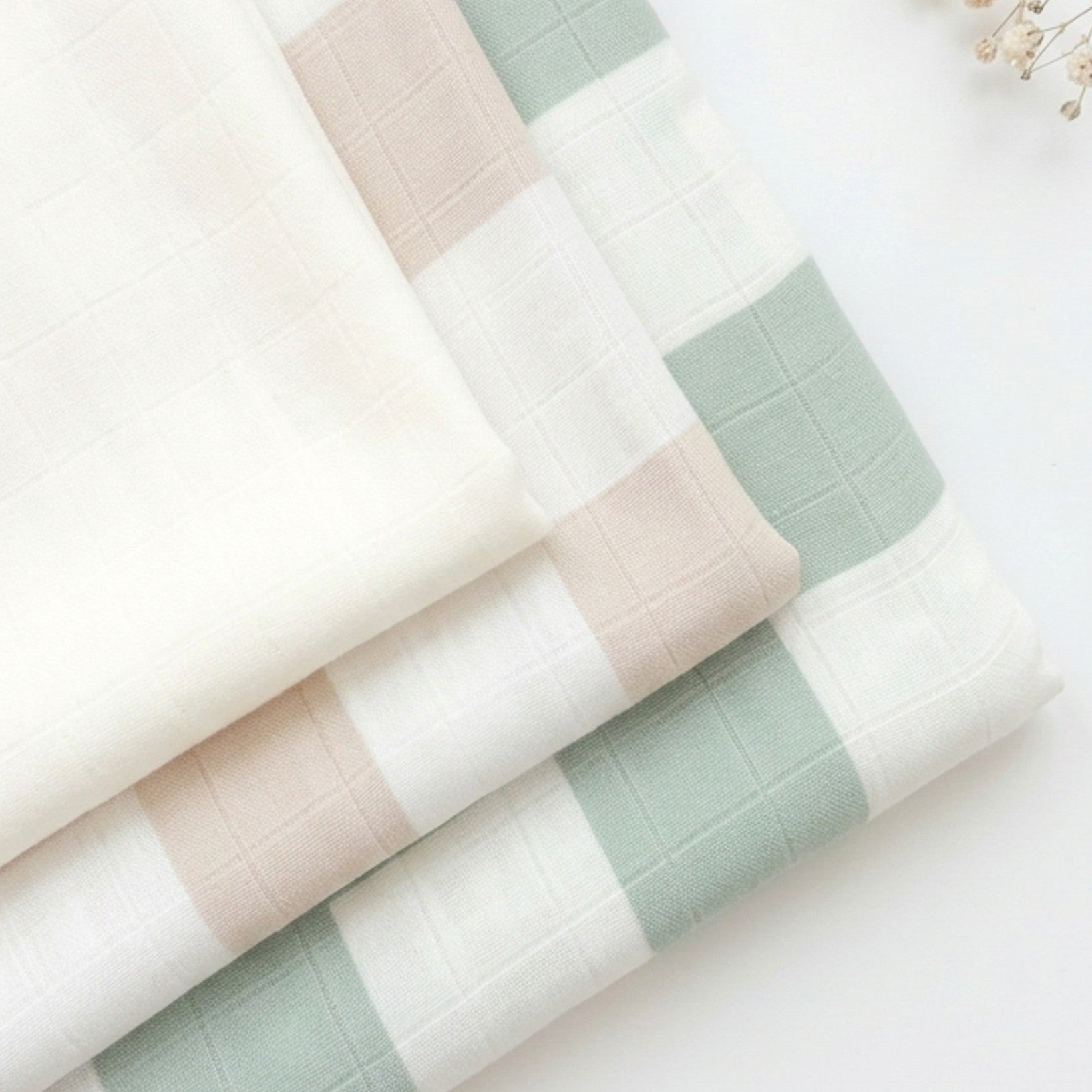 Mussole neonato in cotone e bambù con motivo a scacchi beige e verde, morbida e leggera, ideale per fasciature e avvolgimenti
