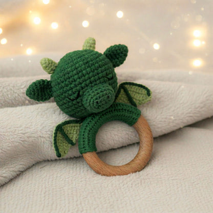Sonaglio drago verde all'uncinetto incluso nel set regalo neonato draghi con mussola e complimese | Baby Island.