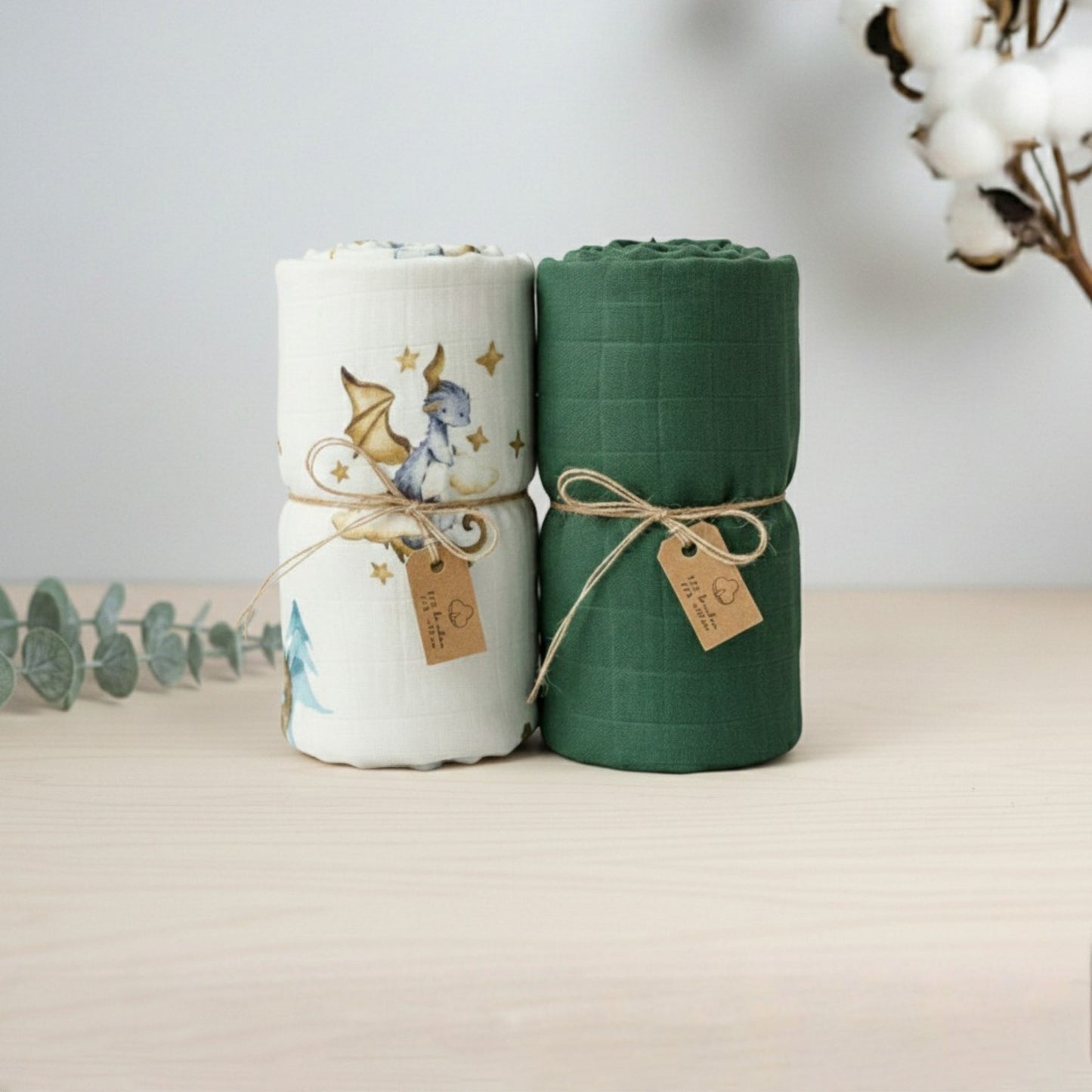 Mussola neonato Baby Dragons in cotone bambù con fantasia draghetti e versione verde tinta unita, ideali per fasciatura e copertura passeggino.