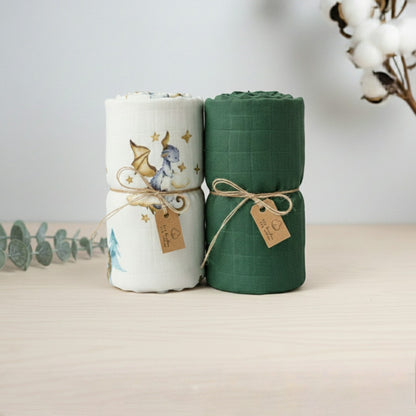 Mussola neonato Baby Dragons in cotone bambù con fantasia draghetti e versione verde tinta unita, ideali per fasciatura e copertura passeggino.