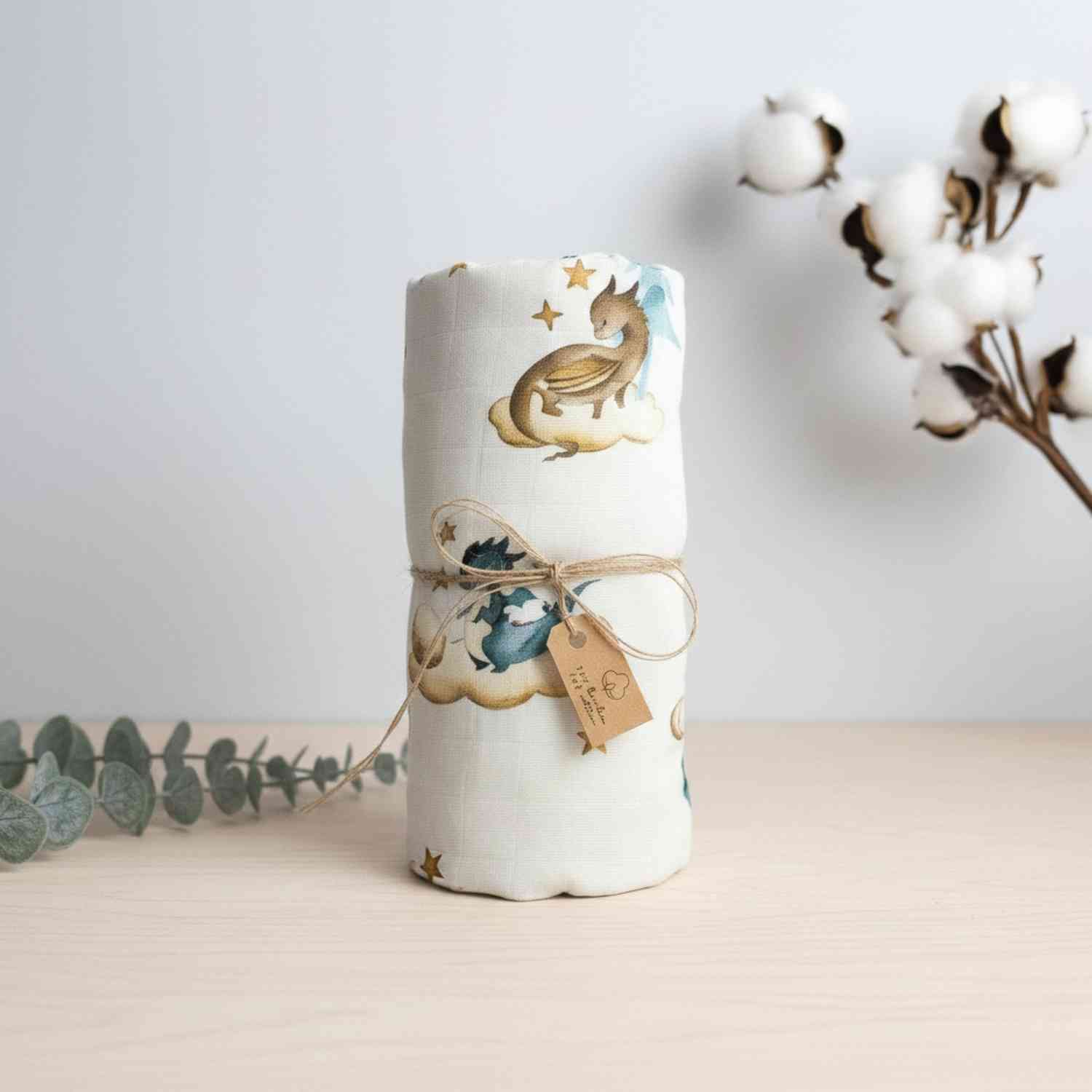 Mussola arrotolata con stampa draghi, parte del set regalo per neonato draghi con complimese | Baby Island.