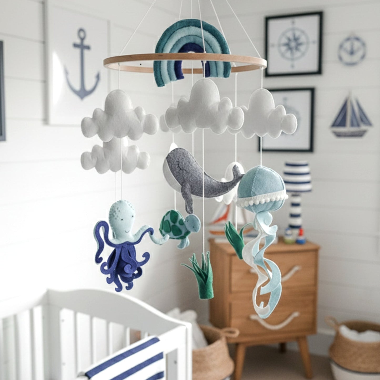 Idea regalo unica per neomamme e neonati: giostrina in feltro tema mare. Confezionata con cura, include tutti gli animali preferiti dell'oceano. Un dono prezioso e duraturo che accompagna la crescita del bambino stimolando la vista e l'immaginazione