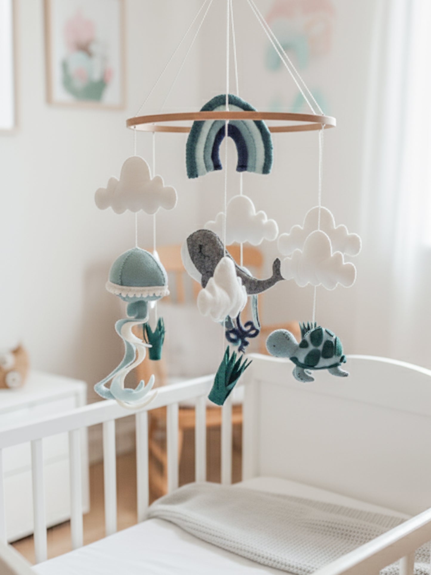 Idea regalo unica per neomamme e neonati: giostrina in feltro tema mare. Confezionata con cura, include tutti gli animali preferiti dell'oceano. Un dono prezioso e duraturo che accompagna la crescita del bambino stimolando la vista e l'immaginazione