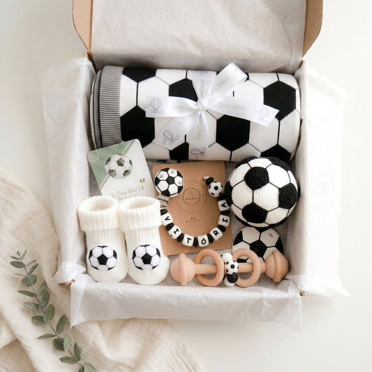 Un set regalo per neonato con coperta a tema calcio, catenella ciuccio personalizzato con nome, calzine da neonato e sonaglio ideale per piccoli amanti del calcio. Regalo neonato Napoli.