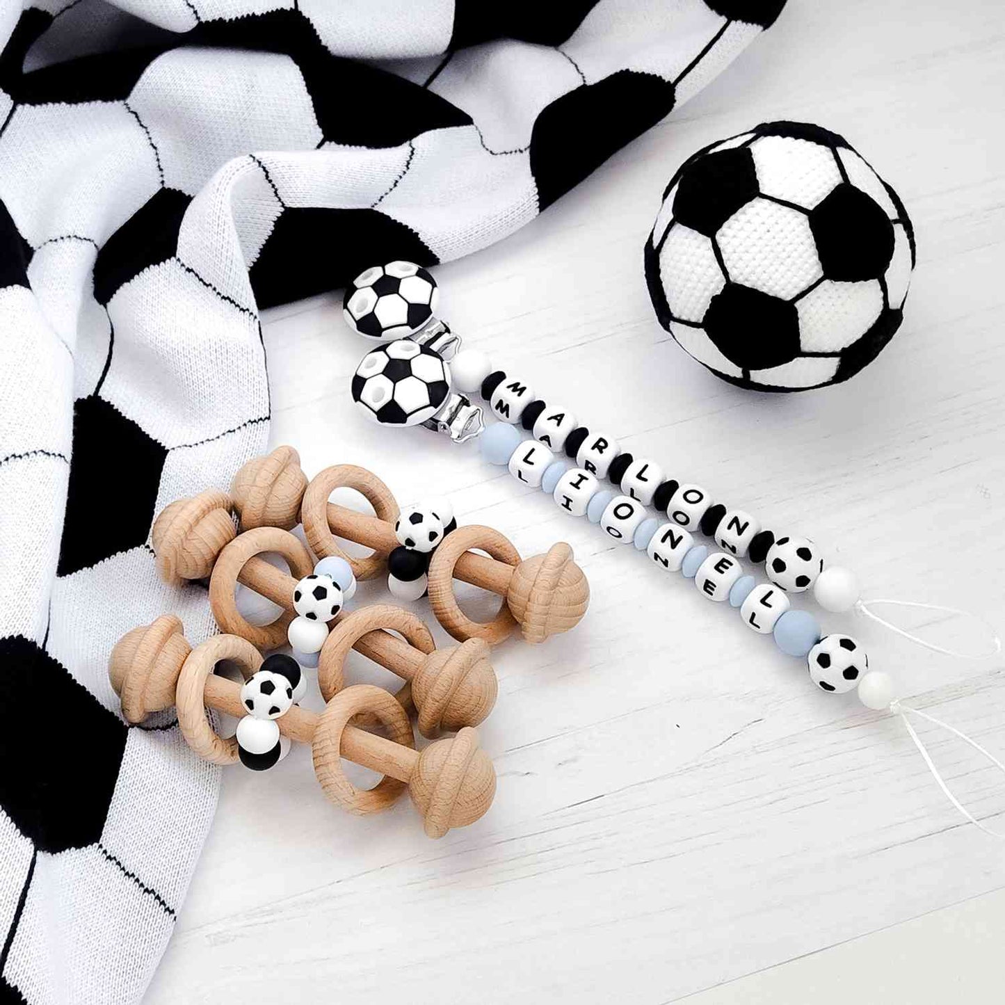 sonaglio neonato per sviluppo sensoriale con anelli in legno di faggio e anello colori squadre di calcio, accessorio a tema calcio per neonato, pensiero per neonato