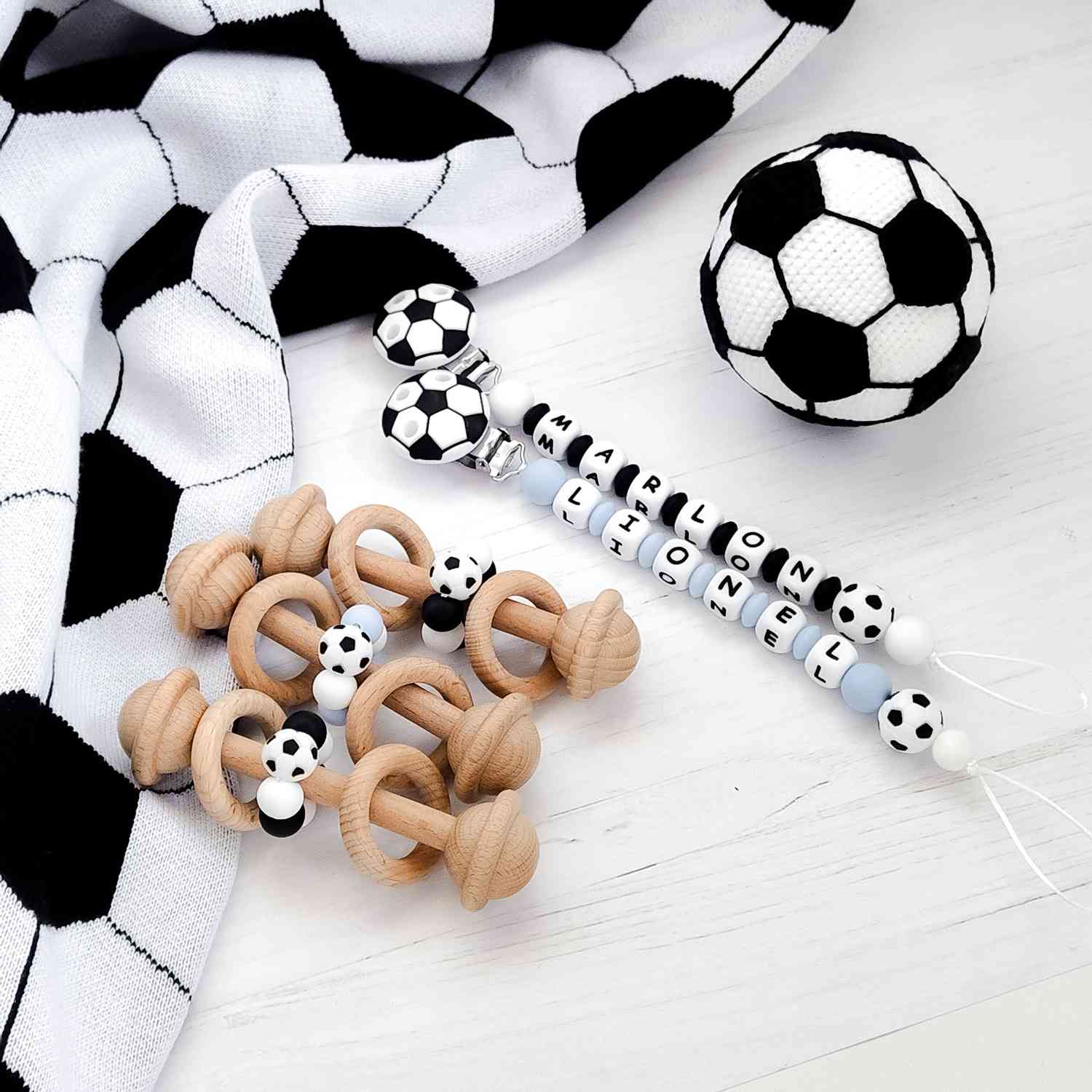 sonaglio neonato per sviluppo sensoriale con anelli in legno di faggio e anello colori squadre di calcio, accessorio a tema calcio per neonato, pensiero per neonato