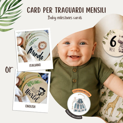 foto di neonato con accanto una card pietra miliare, carte in legno per foto traguardi mensili neonato, da hello world ad un anno di età, contenuto nel set a tema Safari adventures, disponibili in lingua italiana e inglese