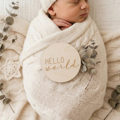 Card in legno Hello World con decorazioni di foglie e tessuto morbido