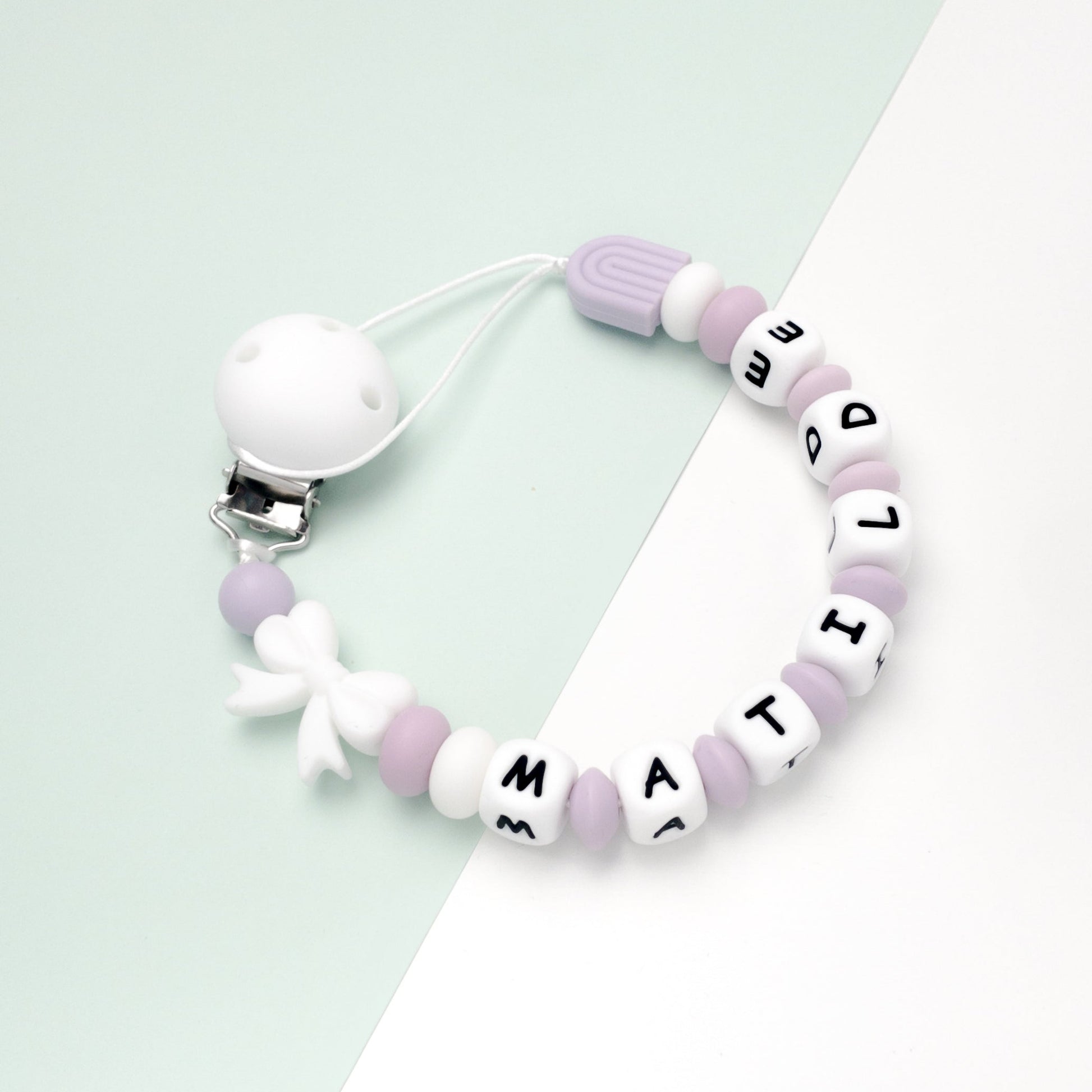 Catenina ciuccio viola e bianco con nome Matilde con fiocco e arcobaleno viola  in silicone