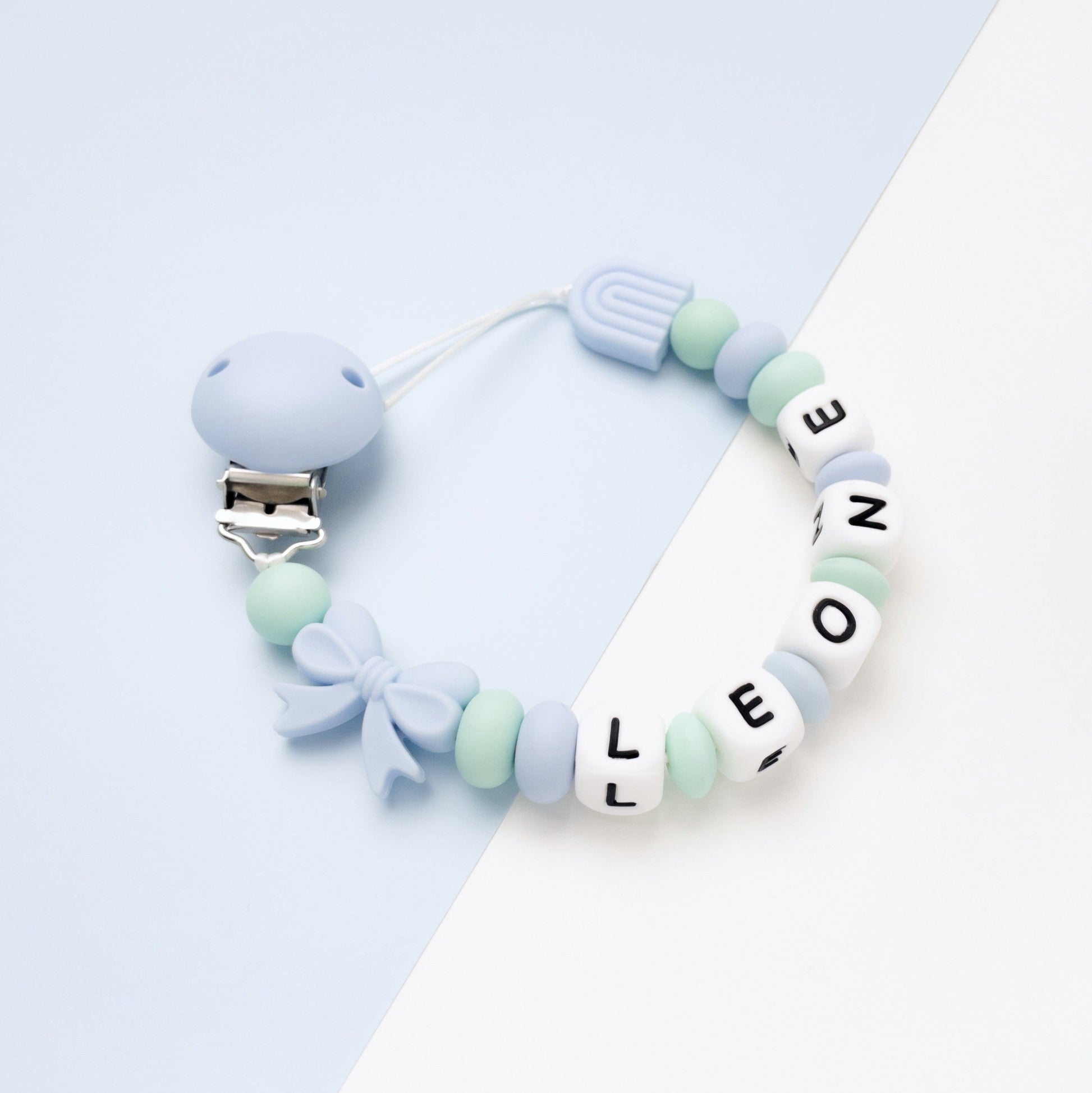 Catenina porta ciuccio con nome azzurra e verde con fiocco nome Leone con fiocco e arcobaleno in silicone
