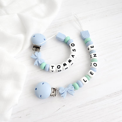 Catenella ciuccio personalizzata con nome LEONE in silicone azzurro e verde, ideale come regalo nuova nascita Baby Island.