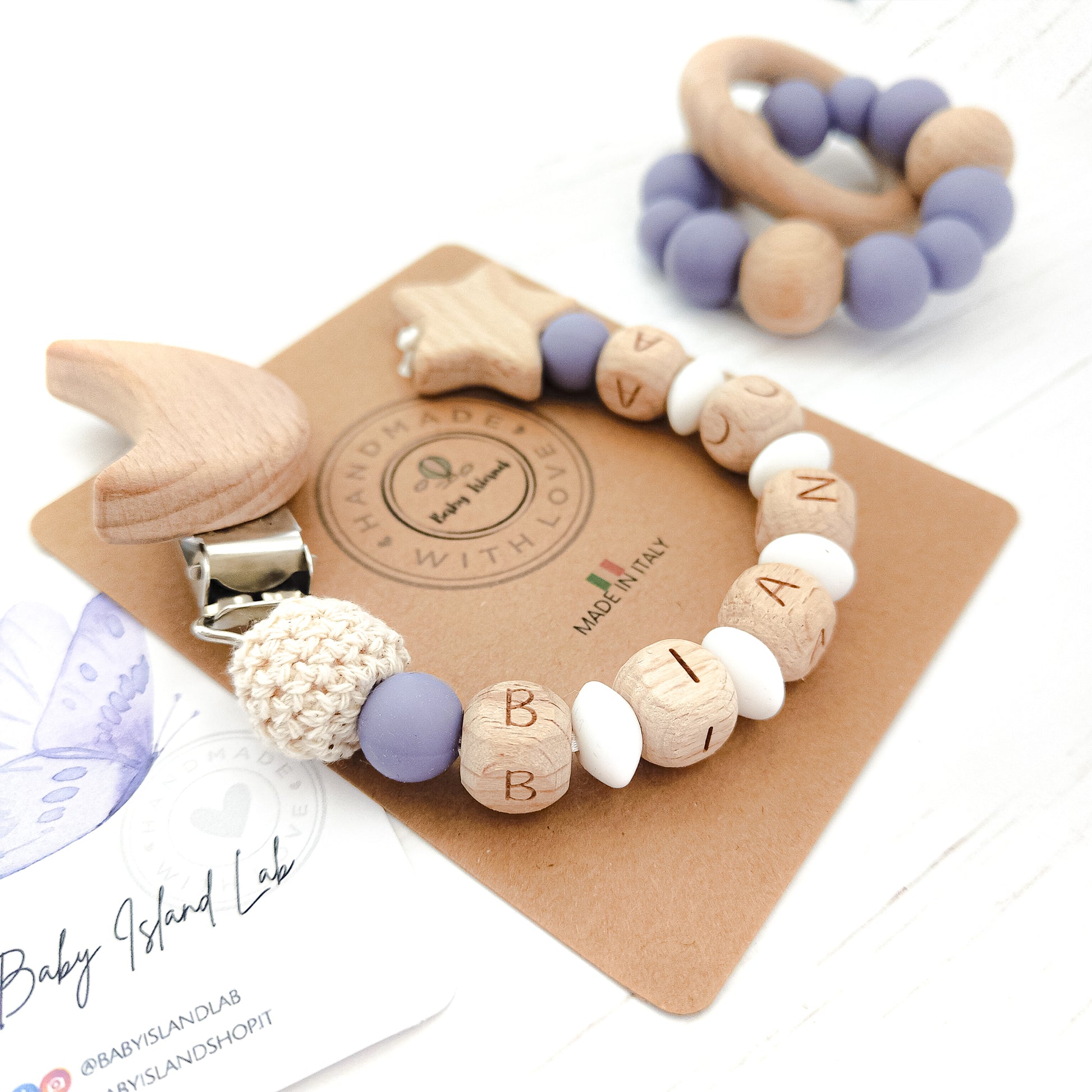 catenella ciuccio in legno con perline bianche e viola personalizzata con nome