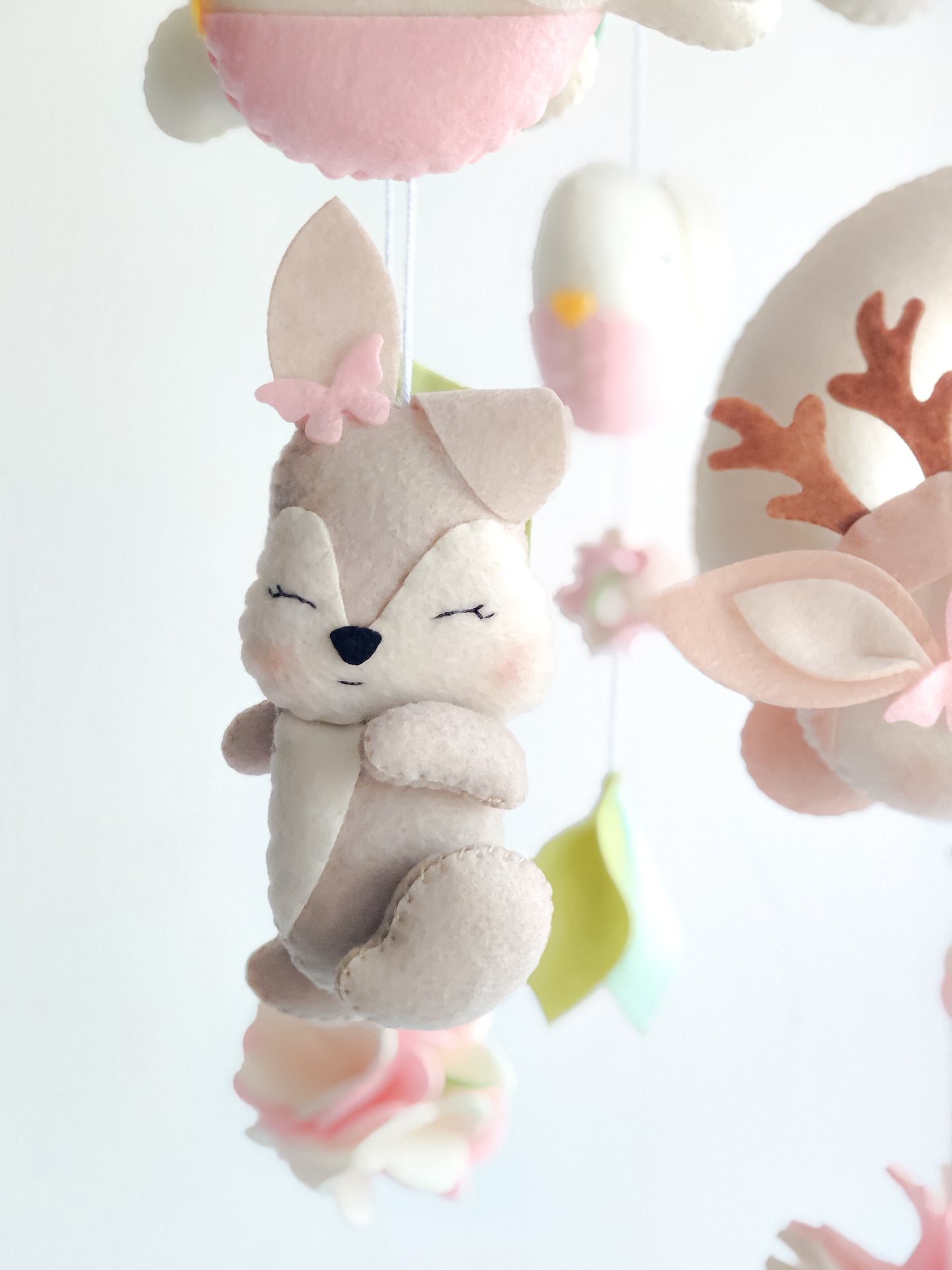 Giostrina per culla cucita a mano, coniglietto in feltro, colori soft e neutri con decorazioni nuvole, fiori e animali del bosco con cerbiatto che dorme sulla luna al centro