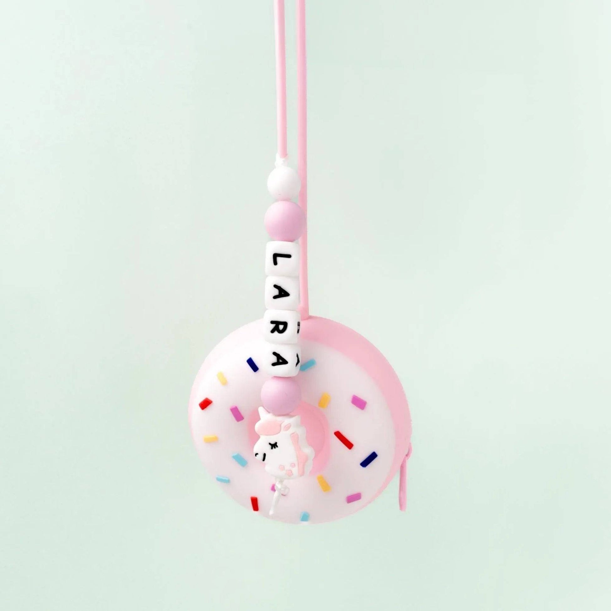 Ciondolo borsa del cambio per neonato portaciuccio e piccoli accessori, a forma di donut rosa (o verde) con glassa bianca e zuccheri colorati, con zip in silicone alimentare senza BPA. Con laccio e nome personalizzato in silicone e decorazione unicorno.