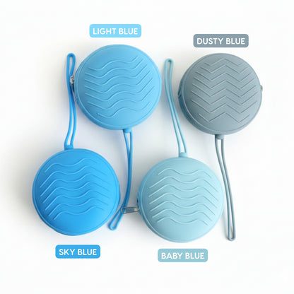 Custodie per ciuccio in silicone Baby Island in tonalità azzurre: light blue, dusty blue, sky blue e baby blue, con cinturino da trasporto.