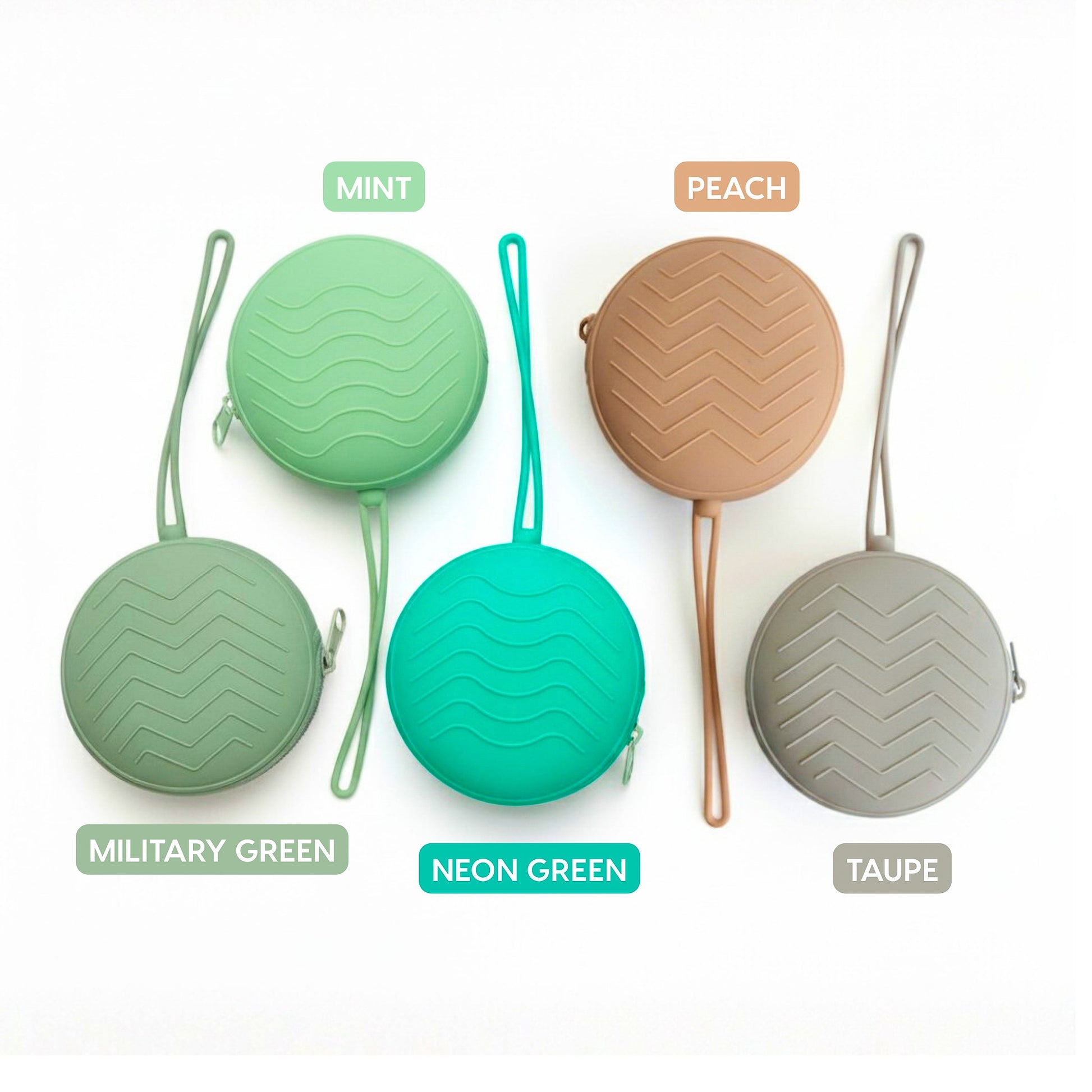 Custodie per ciuccio in silicone Baby Island in verde menta, verde militare, verde neon, pesca e taupe, con pratica cerniera.