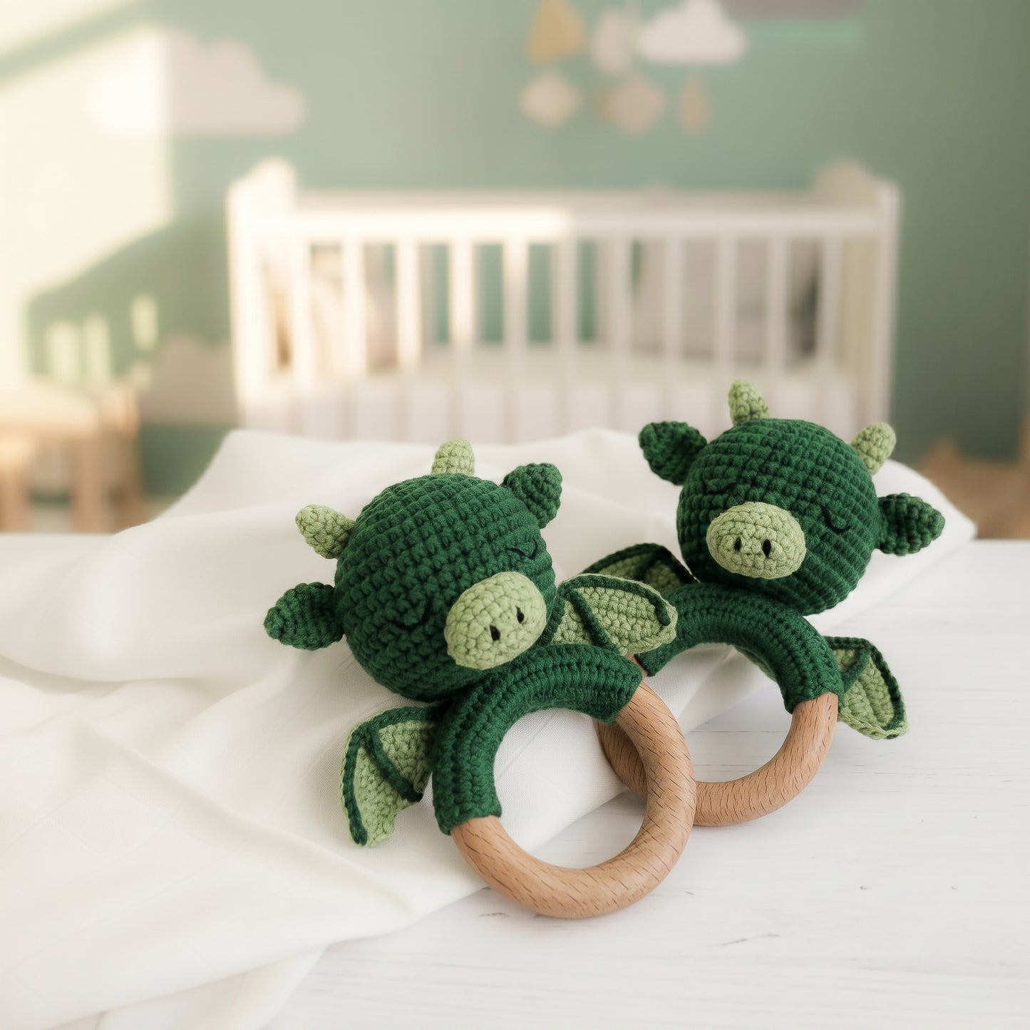 Sonaglio in cotone con drago verde e anello in legno