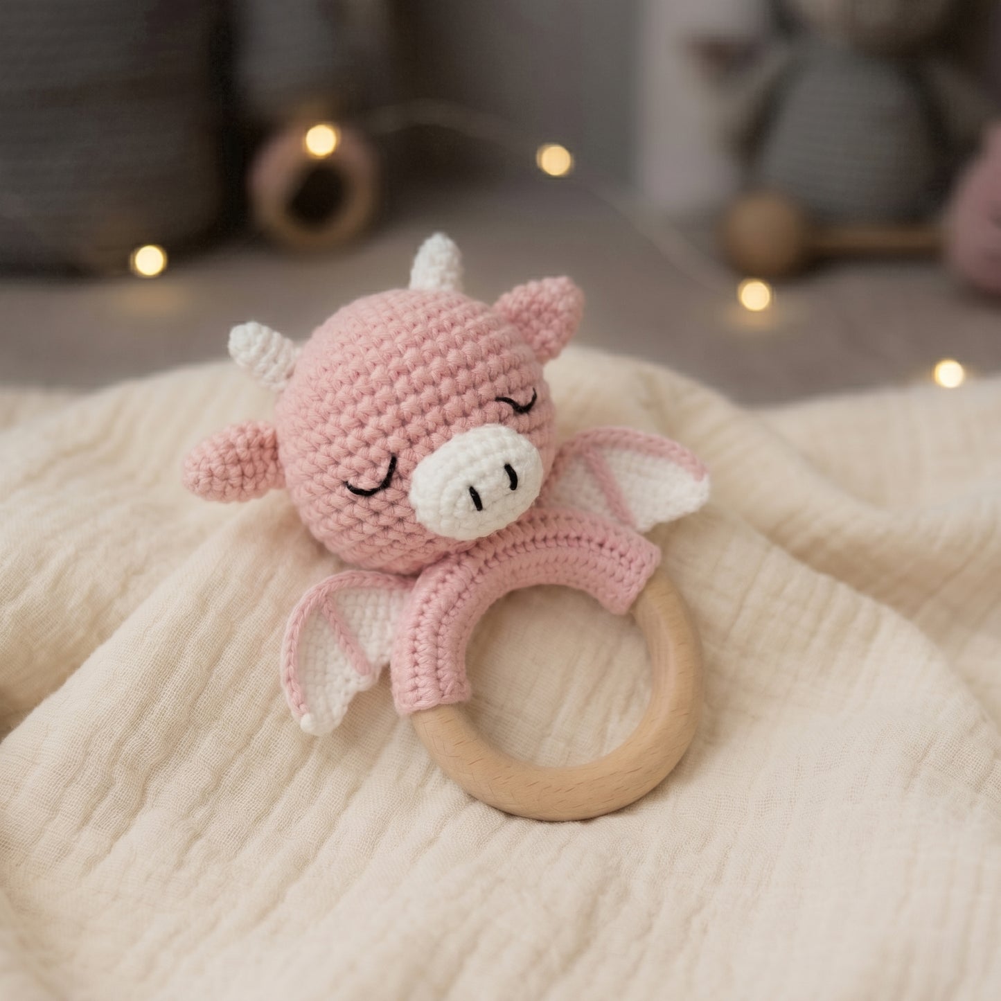 Sonaglio in cotone con drago rosa e anello in legno