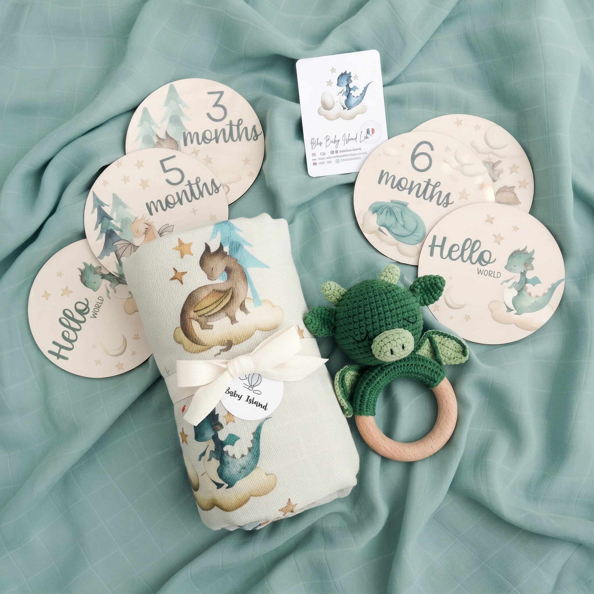 Neonato che dorme con decorazioni a tema drago e stelle, ambientazione morbida e accogliente