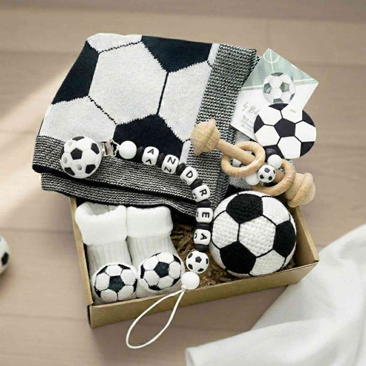 Un set regalo per neonato con coperta a tema calcio, catenella ciuccio personalizzato con nome, calzine da neonato e sonaglio ideale per piccoli amanti del calcio. Regalo neonato Napoli.