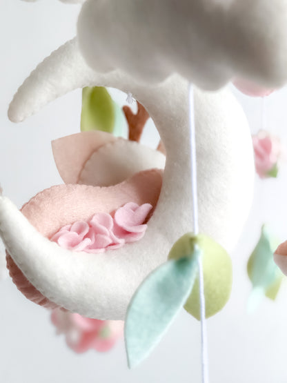 giostrina per culla neonata a tema natura e cuccioli del bosco, colori neutri in feltro con luna, stelle, foglie e animali