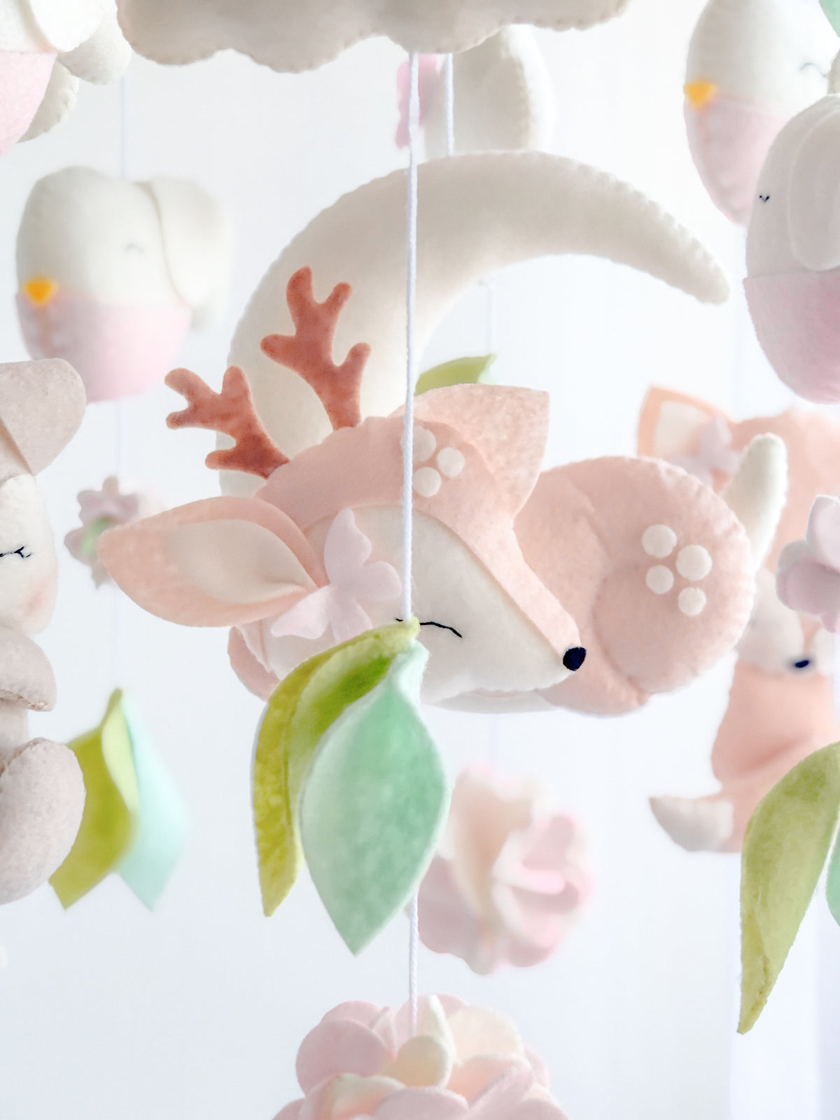 giostrina per culla neonata fatta a mano a tema natura e cuccioli del bosco, colori neutri in feltro con luna, stelle, foglie e animali