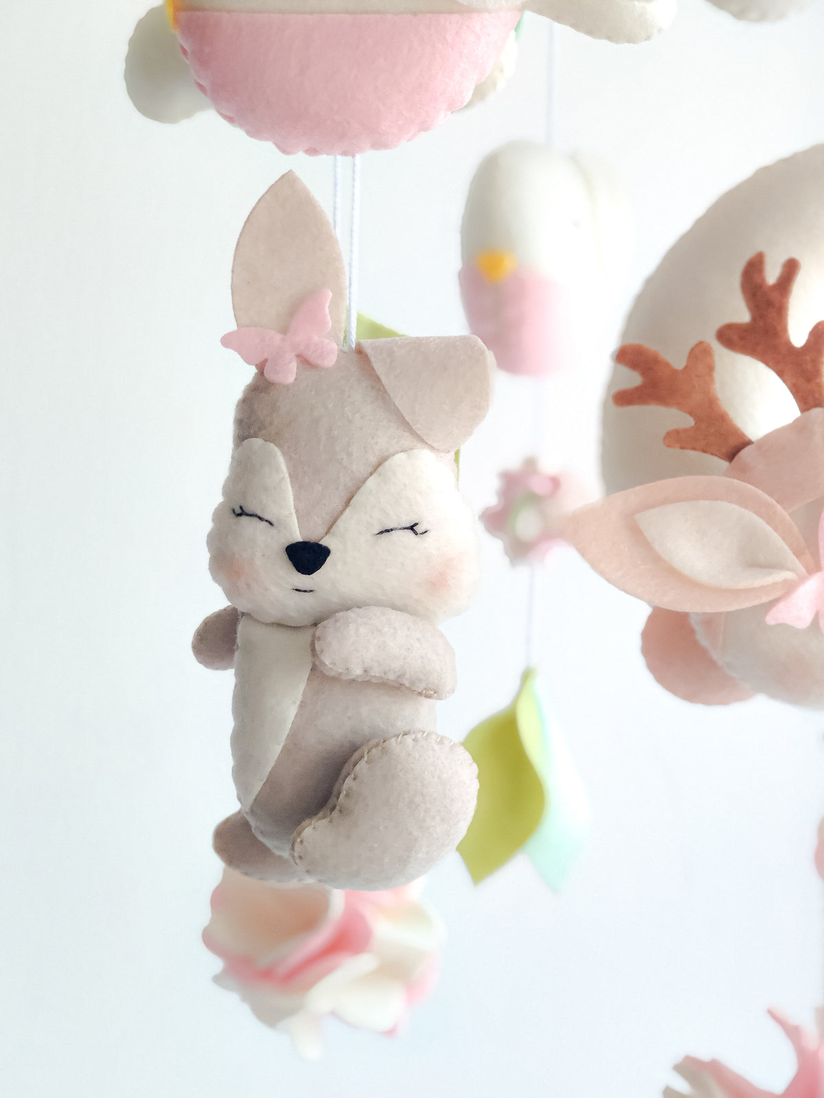 Giostrina per culla cucita a mano, coniglietto in feltro, colori soft e neutri con decorazioni nuvole, fiori e animali del bosco con cerbiatto che dorme sulla luna al centro