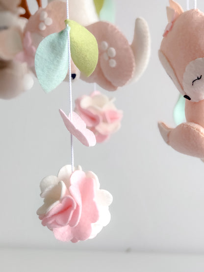 Giostrina per culla cucita a mano, colori soft e neutri con decorazioni nuvole, fiori e animali del bosco con cerbiatto che dorme sulla luna al centro