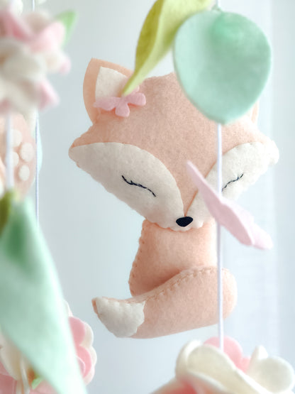 Giostrina per culla cucita a mano, colori soft e neutri con decorazioni nuvole, fiori e animali del bosco con cerbiatto che dorme sulla luna al centro