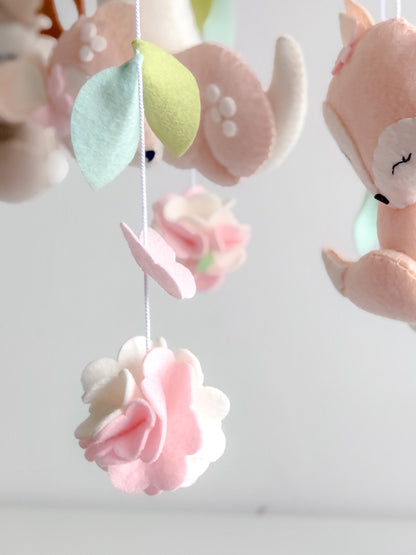 Giostrina per culla cucita a mano, colori soft e neutri con decorazioni nuvole, fiori e animali del bosco con cerbiatto che dorme sulla luna al centro