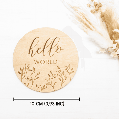 Dettaglio della card in legno Hello World con fiori secchi e tessuto beige