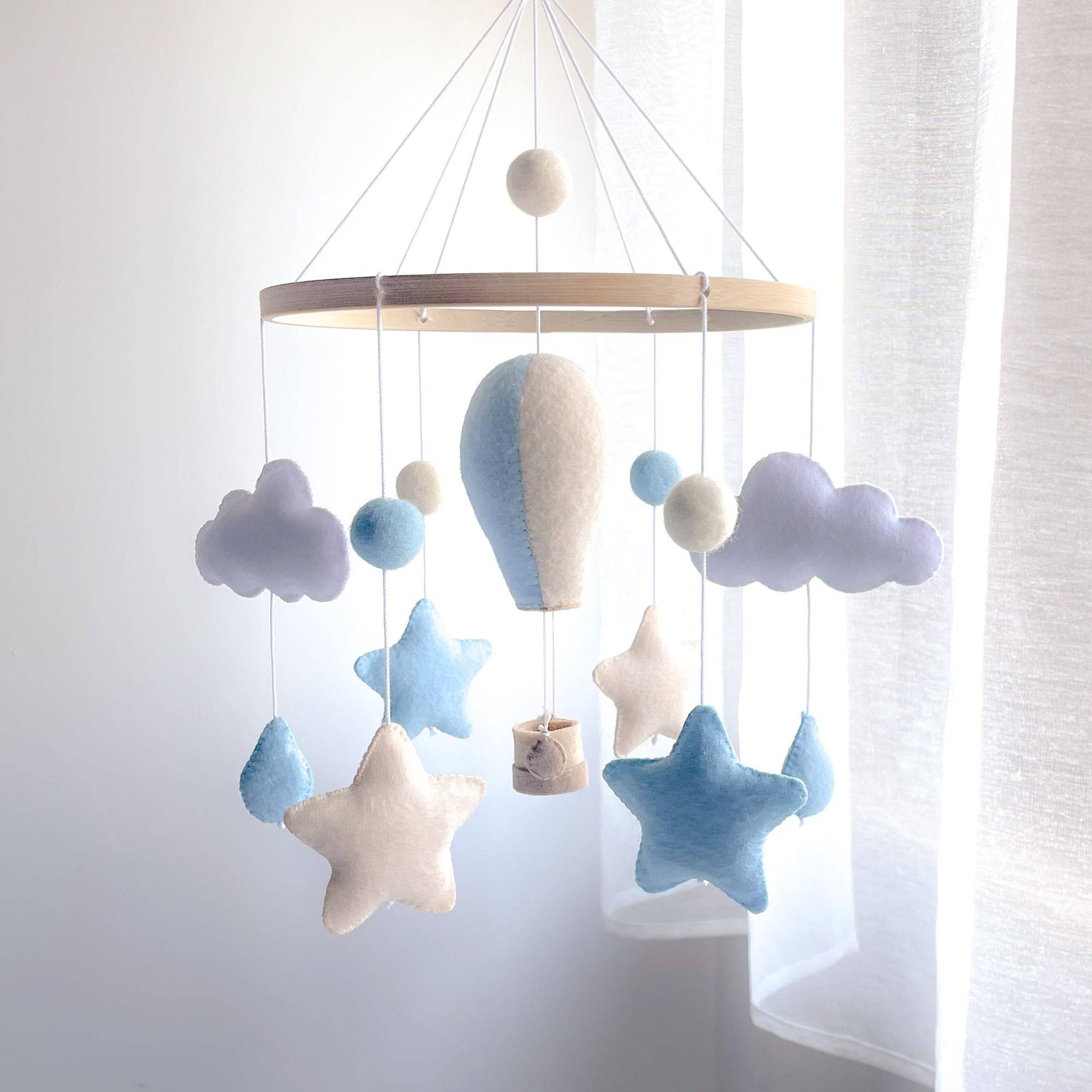 Giostrina per culla con mongolfiera, nuvole e stelle azzurro e beige – Accessorio artigianale per cameretta neonato