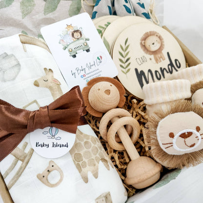Idea regalo nascita neonato maschio con design a tema leone: set con copertina animali, scarpine peluche leoncino, giocattolo montessoriano in legno e accessori personalizzati