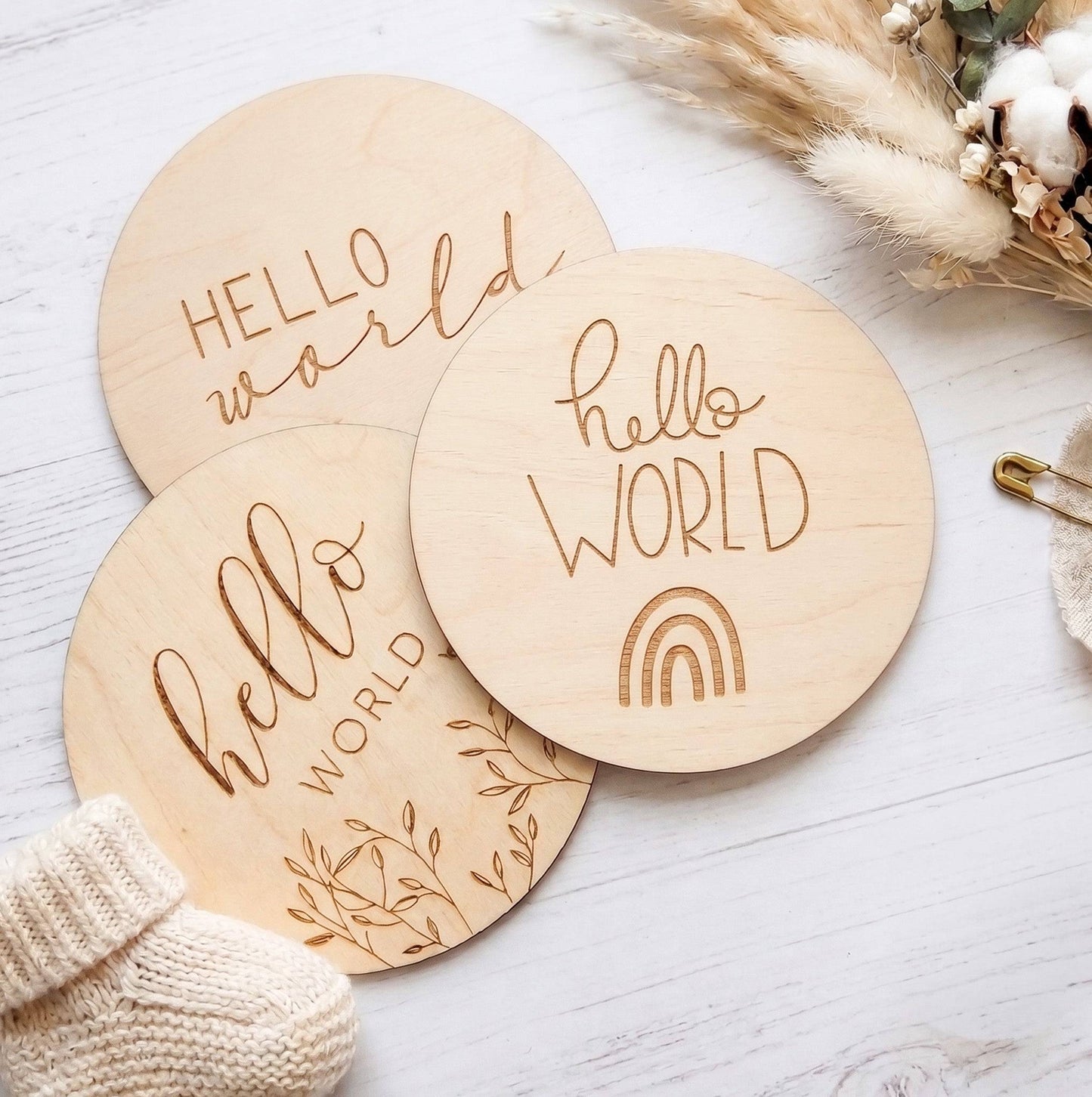 Card in legno Hello World con decorazioni naturali e peluche