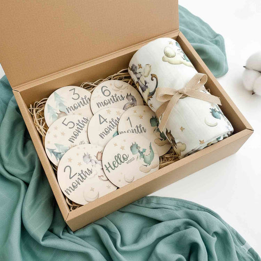 Set regalo Mussola Neonato Draghi con mussola in cotone bambù con disegni fantasy e dischi traguardi mensili, ideale per fasciatura e foto ricordo neonato.