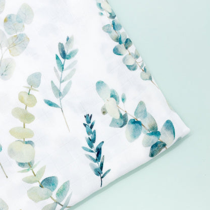 Mussola neonato unisex Eucalipto in cotone e bambù Baby Island, fantasia foglie verde acqua, traspirante e certificata OEKO-TEX®.