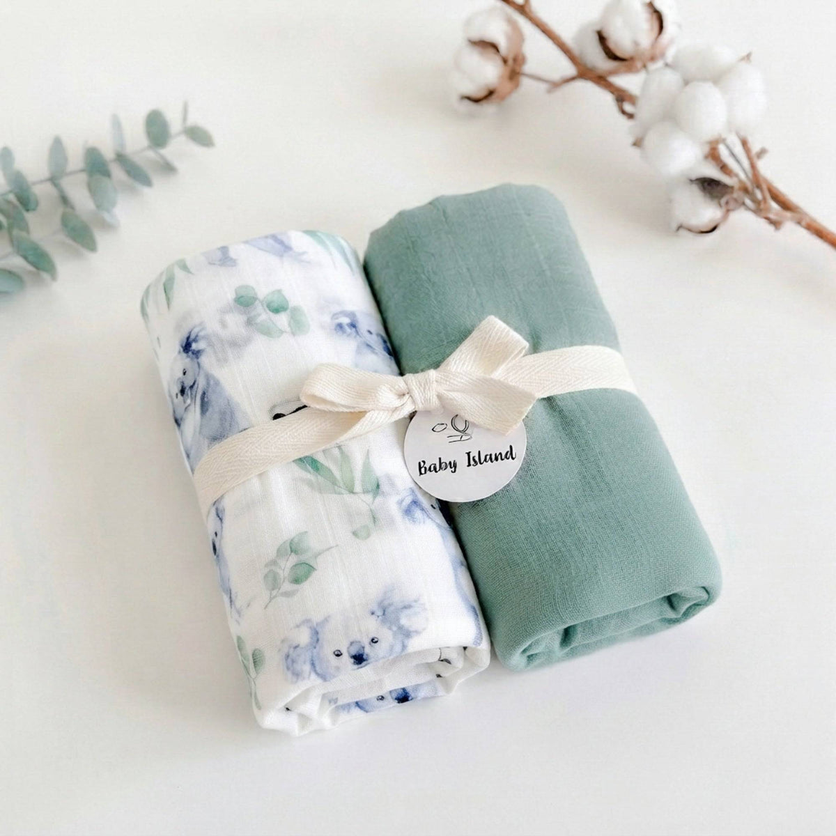 Set di tre mussole per neonato in cotone e bambù con stampa floreale e koala, in tonalità verde e bianco, con fiocco beige, perfette per ogni occasione.