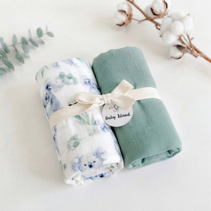 Set di tre mussole per neonato in cotone e bambù con stampa floreale e koala, in tonalità verde e bianco, con fiocco beige, perfette per ogni occasione.