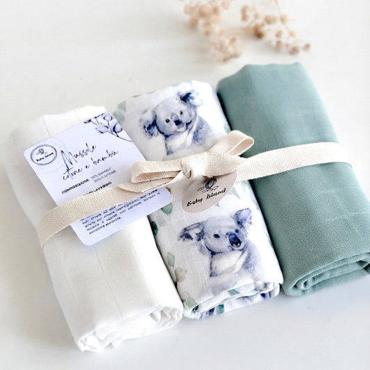 Set di 3 mussole neonato in cotone e bambù con disegni di koala e foglie verdi, morbide e assorbenti, ideale per il bambino.