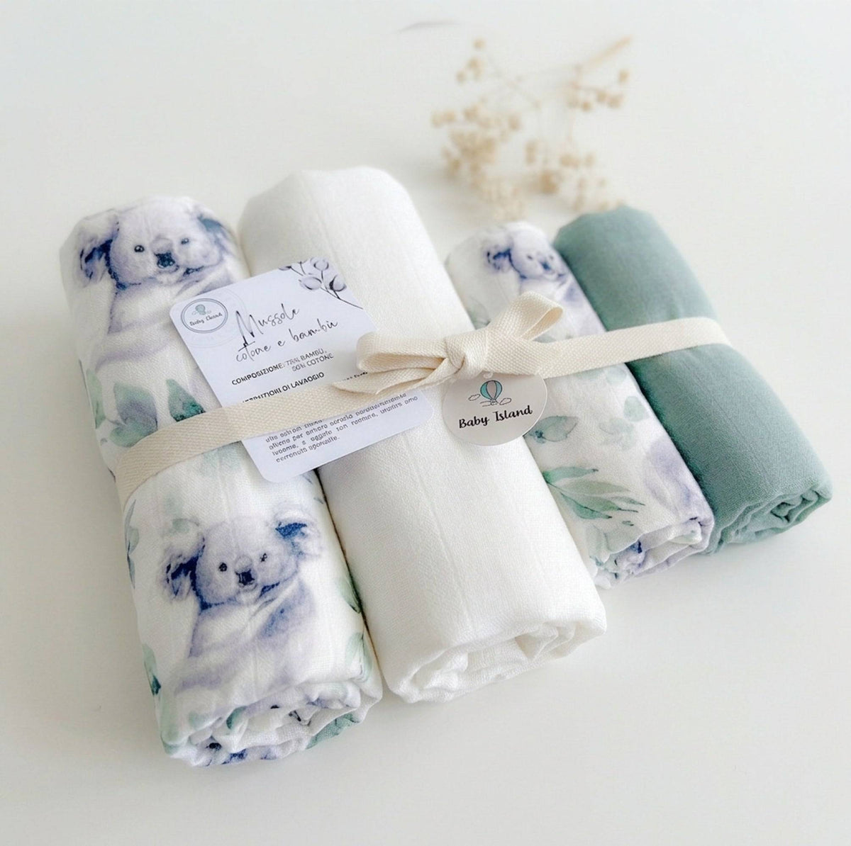 Mussole neonato con stampa di koala e foglie, in cotone e bambù, morbide e assorbenti, con dettagli di fiocco in tessuto naturale.