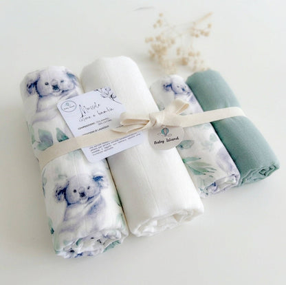Mussole neonato con stampa di koala e foglie, in cotone e bambù, morbide e assorbenti, con dettagli di fiocco in tessuto naturale.